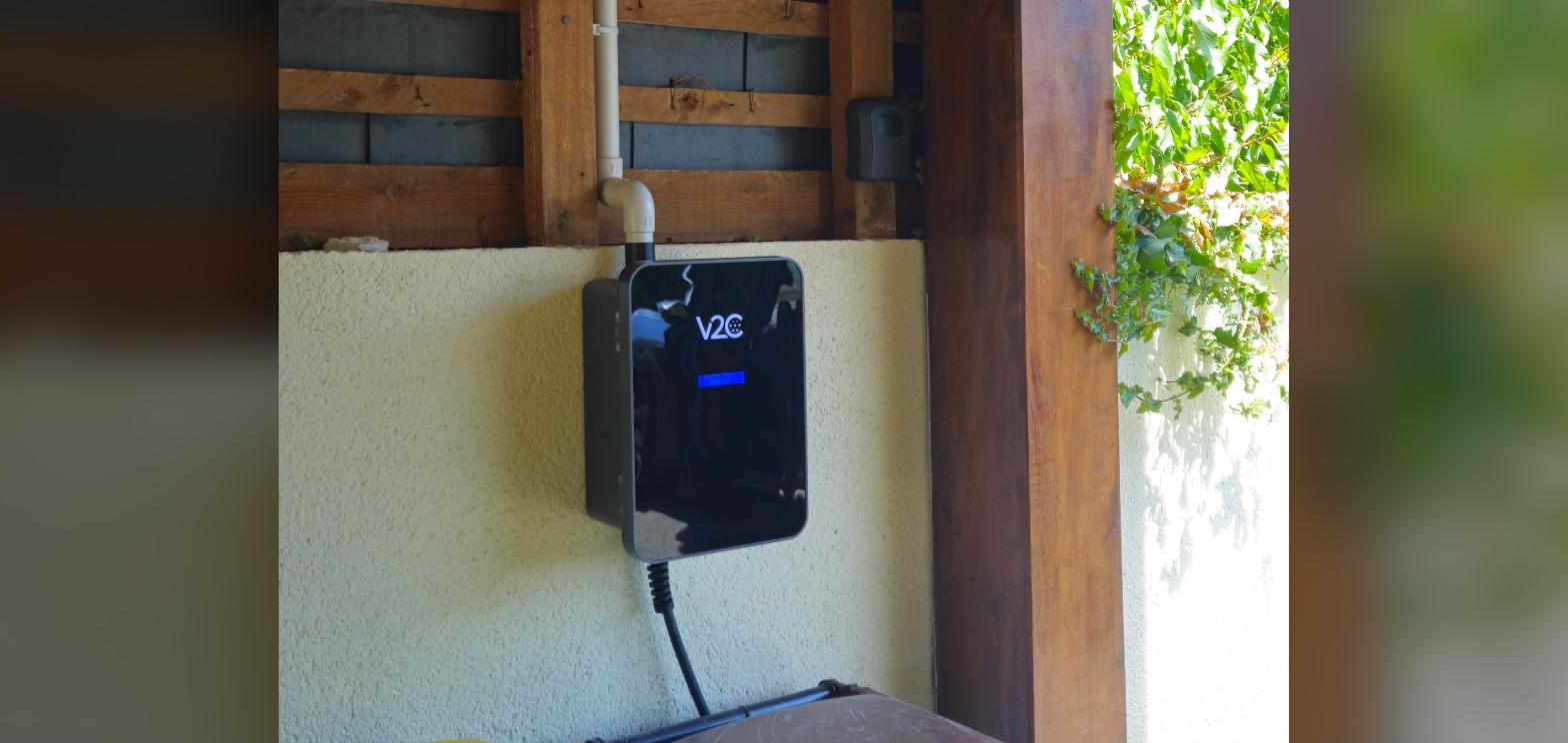 Borne de recharge pour véhicule électrique installée sous un abri bois par United Borne dans le Choletais