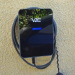 Borne de recharge murale pour voiture électrique avec câble enroulé, installée par United Borne près de Cholet