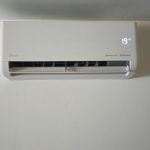 Unité intérieure de climatisation réversible murale en fonctionnement à 19 °C, installée par United Borne près de Cholet