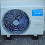Groupe extérieur de pompe à chaleur air/air sur plots antivibratiles, installé par United Borne dans le Choletais