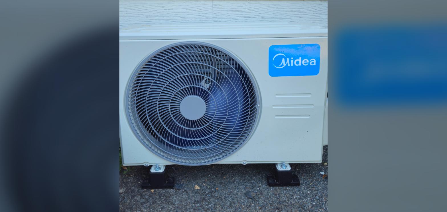 Groupe extérieur de pompe à chaleur air/air sur plots antivibratiles, installé par United Borne dans le Choletais