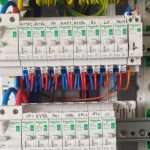 Tableau électrique modernisé avec disjoncteurs Schneider et repérage des circuits, installé par United Borne près de Cholet