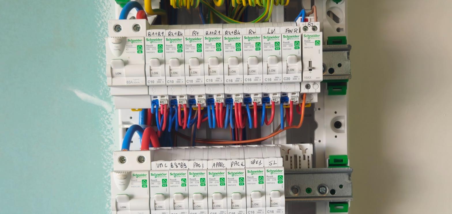 Tableau électrique modernisé avec disjoncteurs et repérage des circuits, installé par United Borne près de Cholet